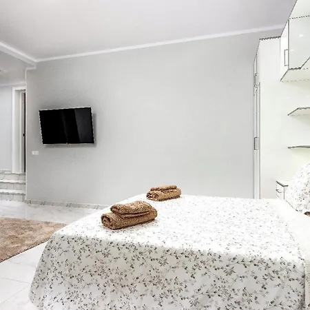 Modern 4 Bedroom In Appartamento