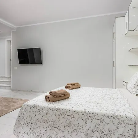 Modern 4 Bedroom In