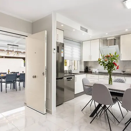 Modern 4 Bedroom In Casa de Férias