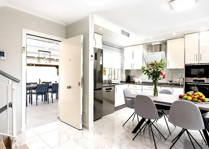 Modern 4 Bedroom In אדחה