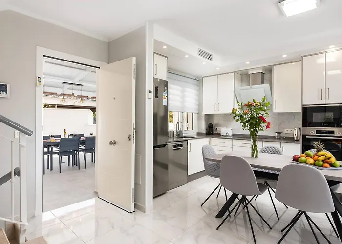 Modern 4 Bedroom In בית נופש