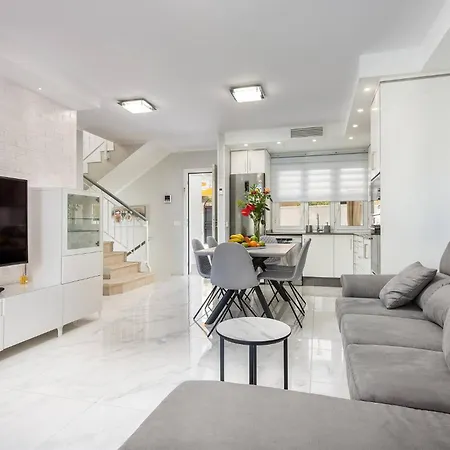Modern 4 Bedroom In *