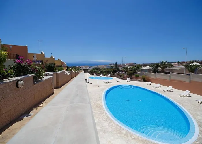 بيت للعطل Modern 4 Bedroom In أذيخي