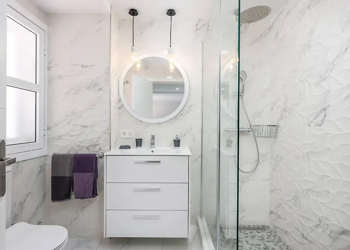 بيت للعطل Modern 4 Bedroom In *