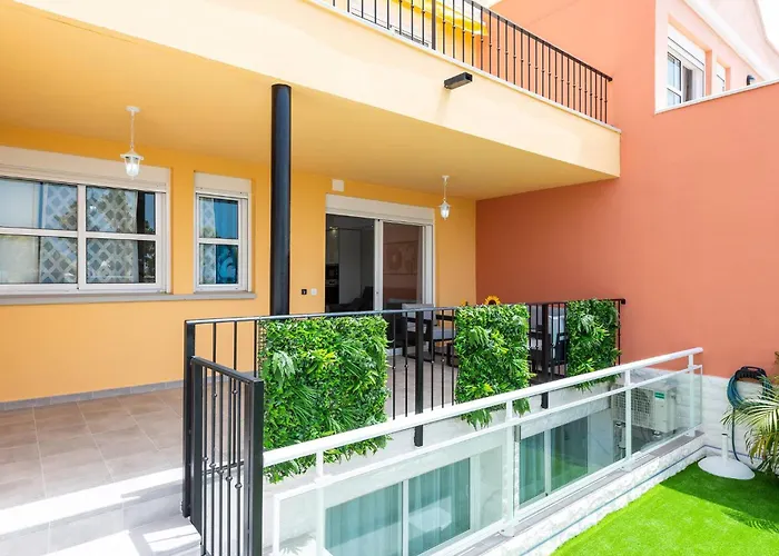 بيت للعطل Modern 4 Bedroom In أذيخي