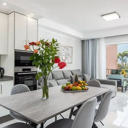 Modern 4 Bedroom In * アデヘ