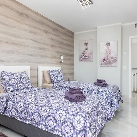 Modern 4 Bedroom In