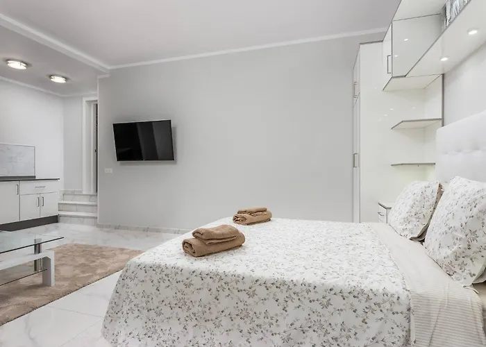 Modern 4 Bedroom In