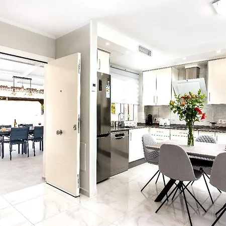 Modern 4 Bedroom In 아데제