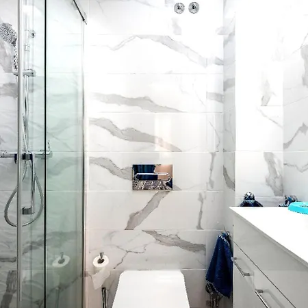 Modern 4 Bedroom In 아데제