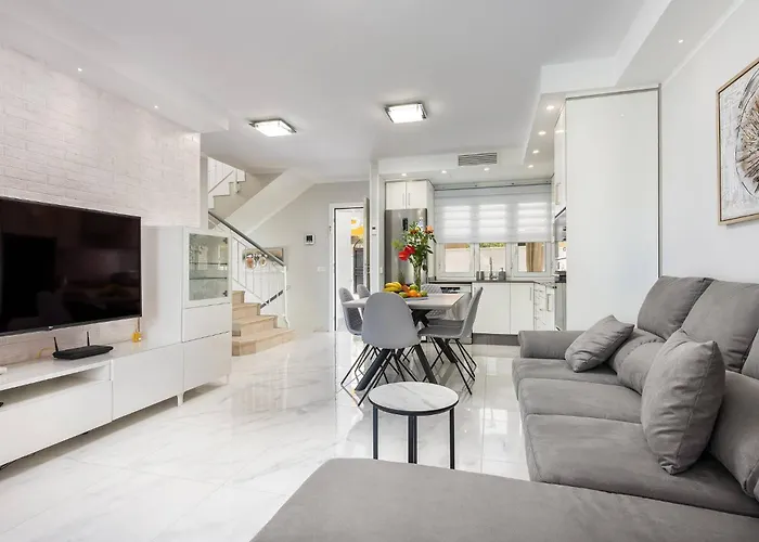 Modern 4 Bedroom In *